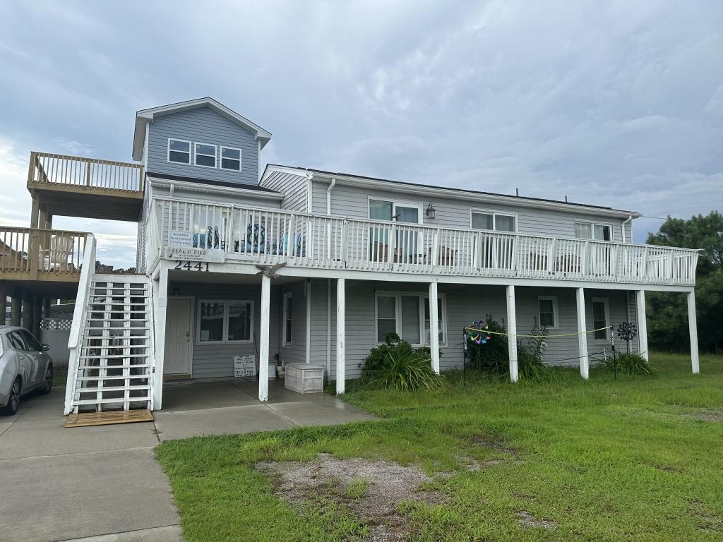 Beach Bird  ample decks and parking